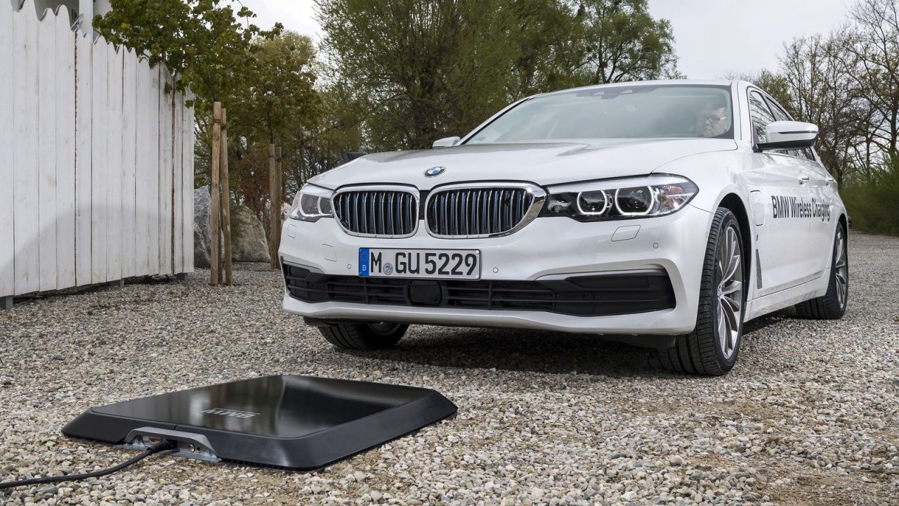 BMW wireless charging mat: Φορτίστε ασύρματα το κινη…εε..το αυτοκίνητό σας!