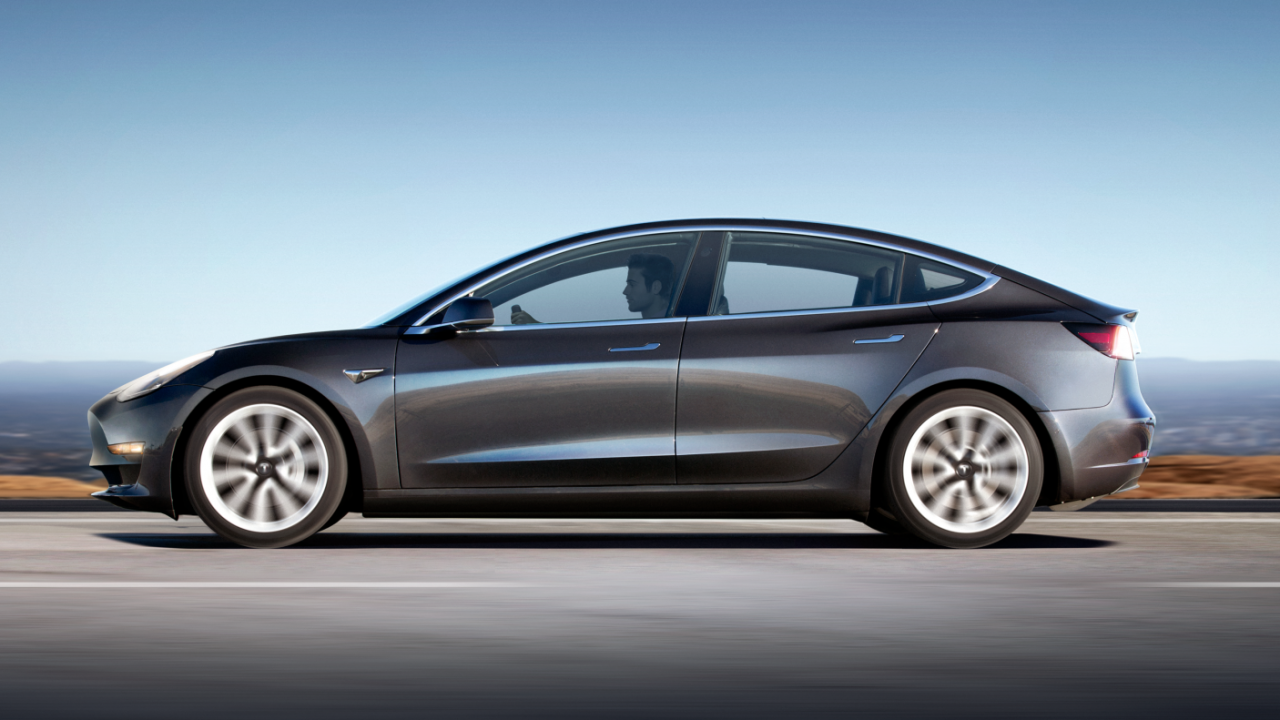 Tesla Model 3: Επιδόσεις που κοντράρουν την BMW M3;