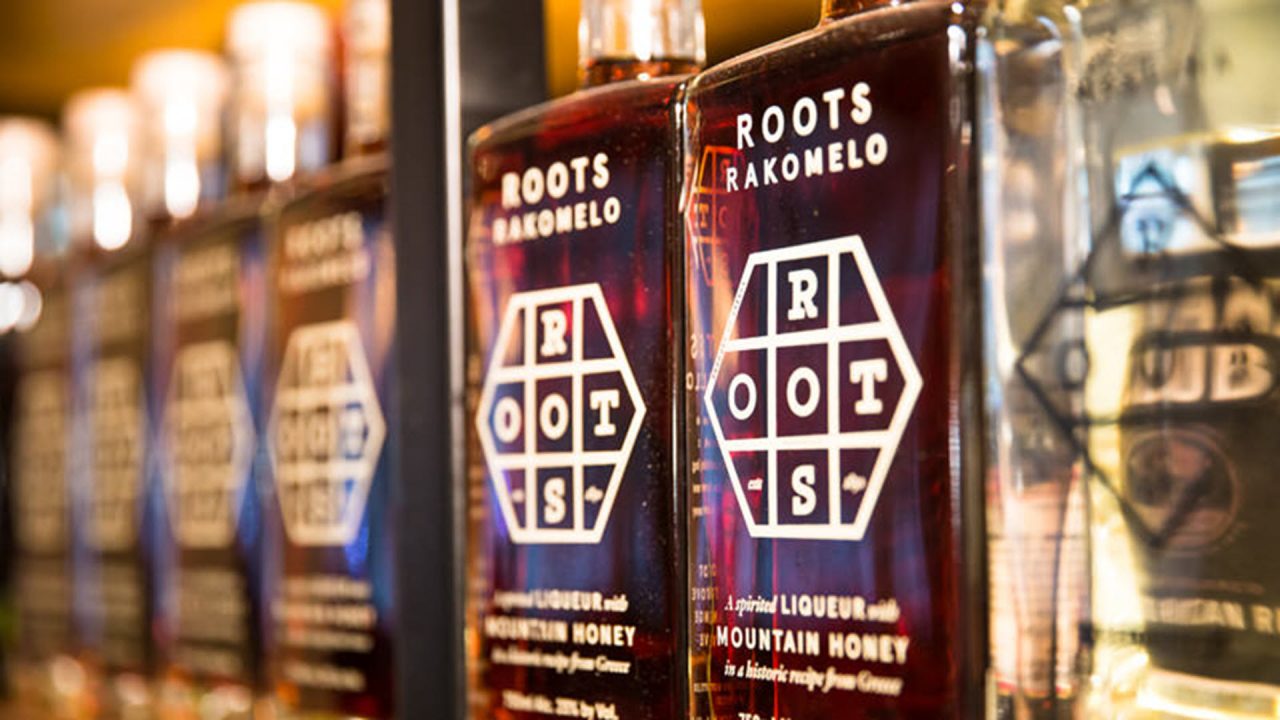 Roots pop up bar με θέμα το ρακόμελο στο υπόγειο του Yoleni’s