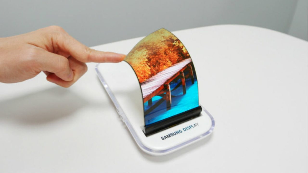 Η Samsung θέλει να προμηθεύσει με αναδιπλούμενες οθόνες Apple και Google