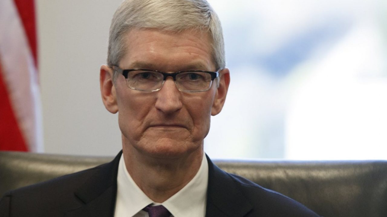 Ο Tim Cook προειδοποιεί ότι ο εμπορικός πόλεμος με την Κίνα ευνοεί την Samsung και “σκοτώνει” την Apple