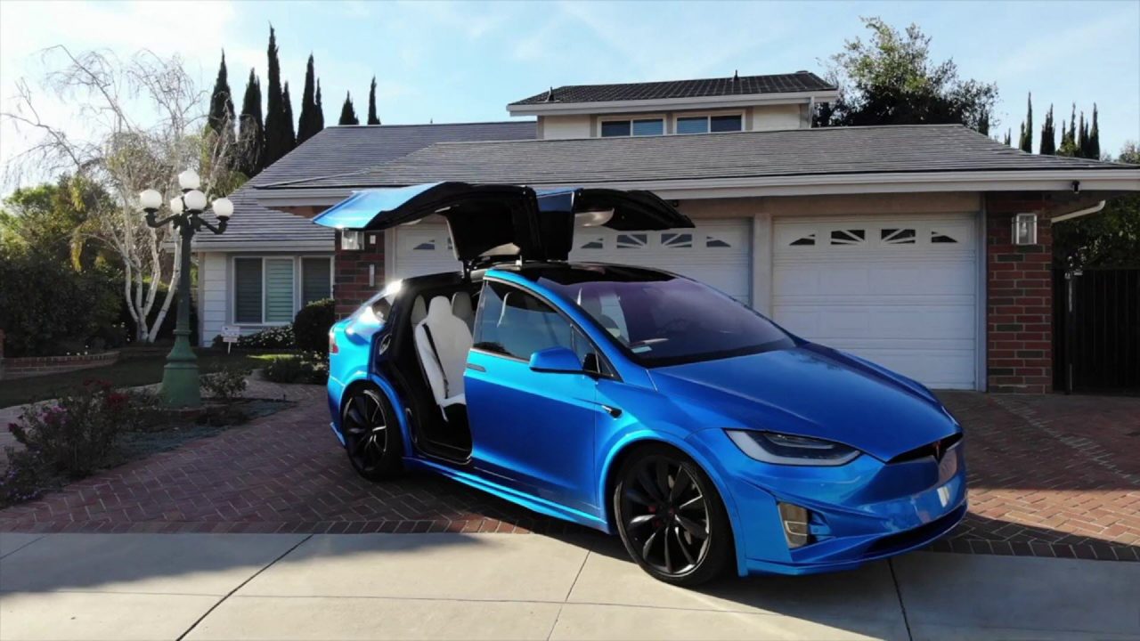 Η ηλιακή οροφή της Tesla είναι διαθέσιμη. Ποιος την χρειάζεται;