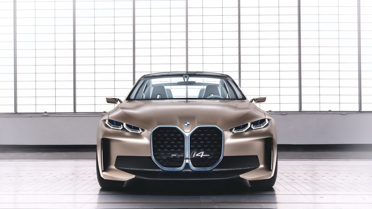 To νέο ηλεκτρικό BMW i4 δείχνει τις γρίλιες του στο Tesla Model 3!