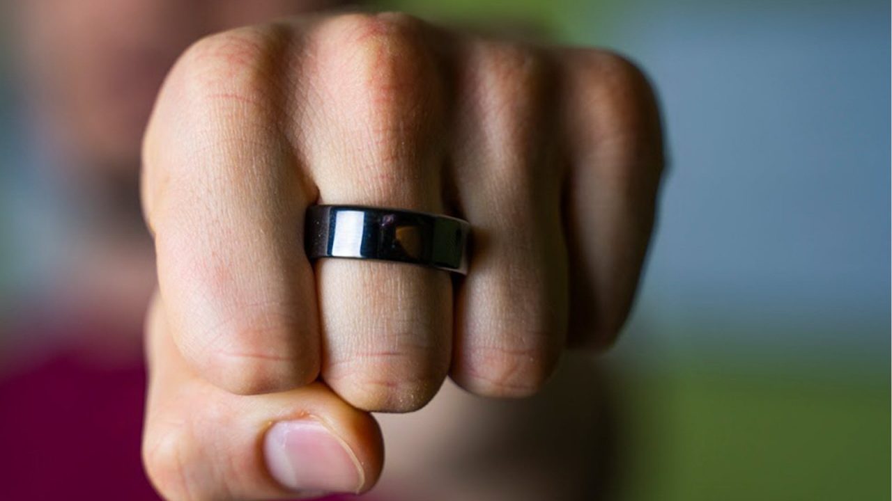 Ένα έξυπνο δαχτυλίδι ίσως να μπορεί να προβλέψει έγκαιρα τα συμπτώματα του κορονοϊού