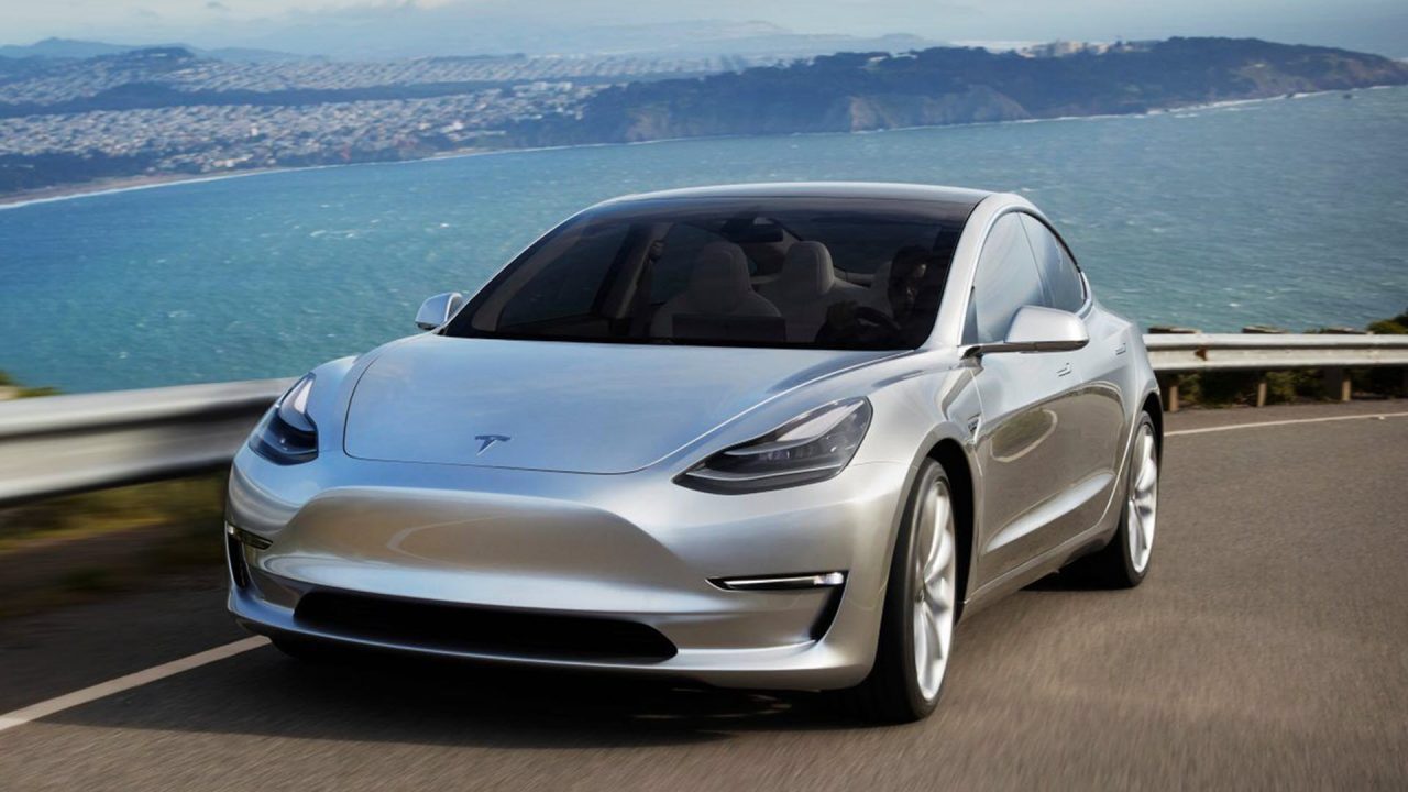 Τα Tesla Model 3 της Καλιφόρνια τώρα έχουν ασύρματο φορτιστή και θύρες USB-C στον standard εξοπλισμό