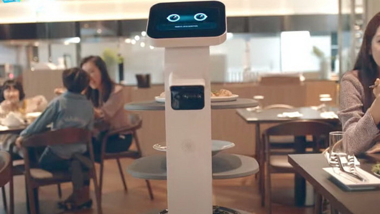 Το ρομπότ CLOi της LG ξεκινάει καριέρα σερβιτόρου στην αγορά των ΗΠΑ