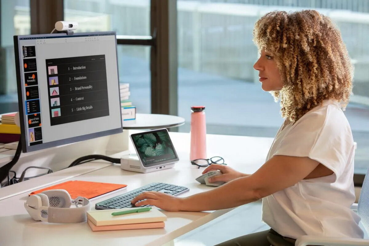 Η Logitech παρουσιάζει τη λύση Desk Booking για Υβριδικούς Χώρους Εργασίας και λανσάρει το Logi Dock Flex, έναν Διαχειριζόμενο Σταθμό Σύνδεσης