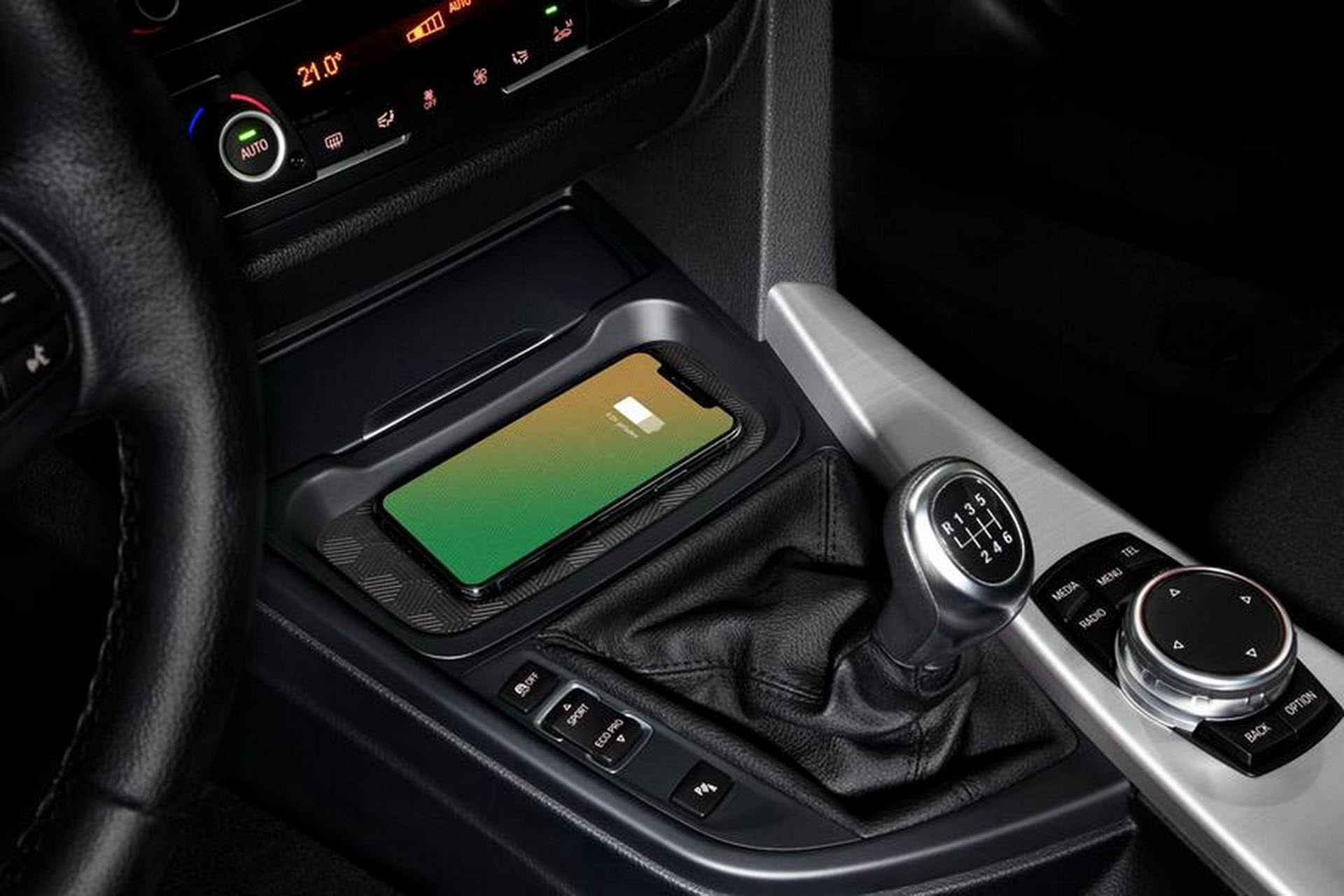 Τα iPhone 15 αντιμετωπίζουν προβλήματα με την ασύρματη φόρτιση σε αυτοκίνητα της BMW
