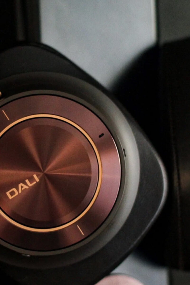 Dali IO-12: Τα πρώτα “προσιτά” ασύρματα ακουστικά με ηλεκτροστατικό ήχο