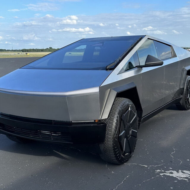 Η Tesla παραδίδει τα πρώτα ηλεκτρικά φορτηγά Cybertruck