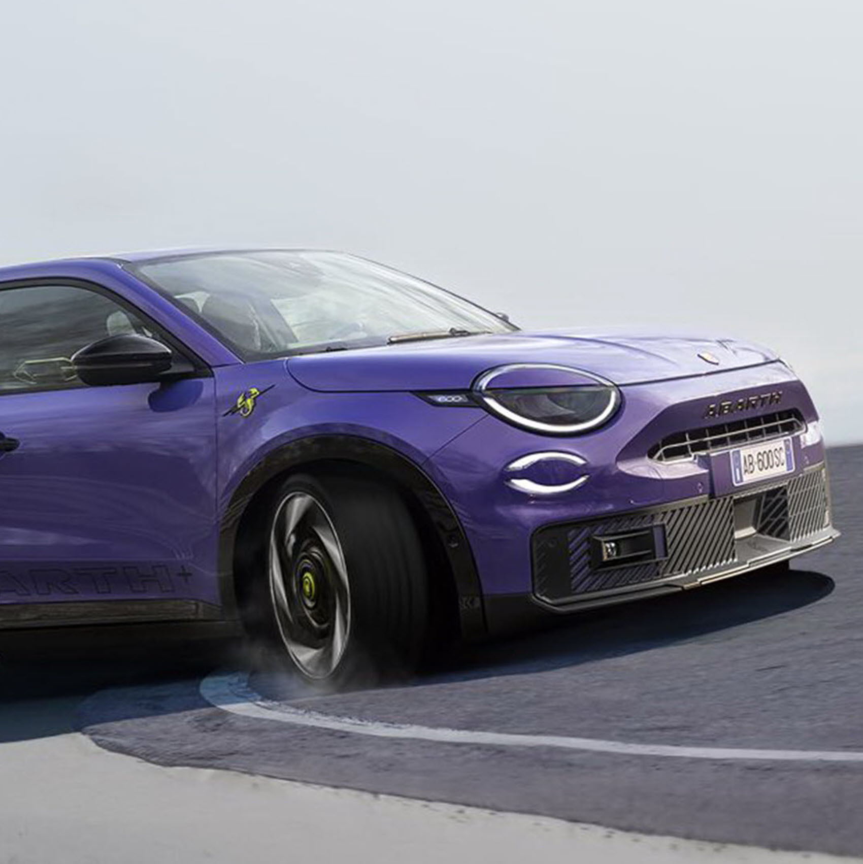 Το νέο ηλεκτρικό Abarth 600e έχει 240HP και μηχανικό διαφορικό περιορισμένης ολίσθησης.