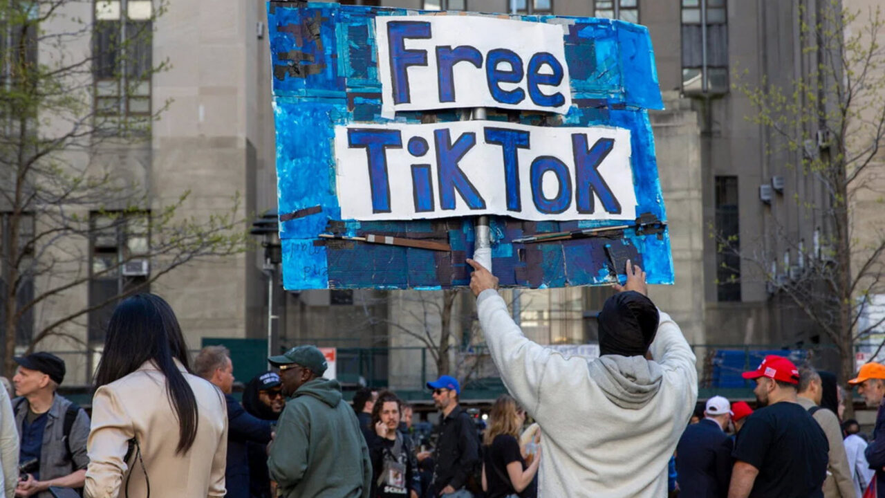 Οι ΗΠΑ περνούν αναθεωρημένο νομοσχέδιο με στόχο να απαγορεύσουν το TikTok