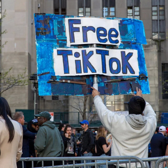 Οι ΗΠΑ περνούν αναθεωρημένο νομοσχέδιο με στόχο να απαγορεύσουν το TikTok
