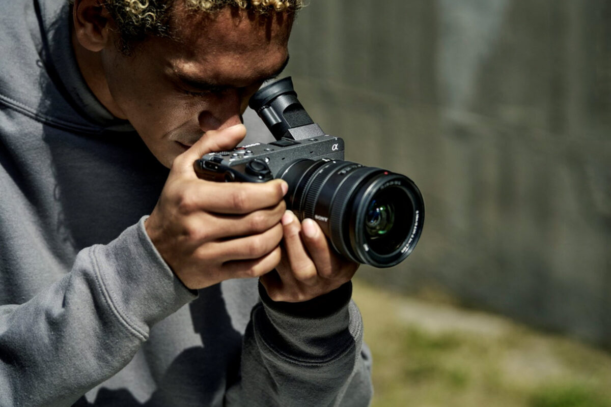 Η Sony παρουσιάζει την FX2, μια compact κάμερα που επεκτείνει τη σειρά Cinema Line και προσφέρει ευελιξία στους δημιουργούς